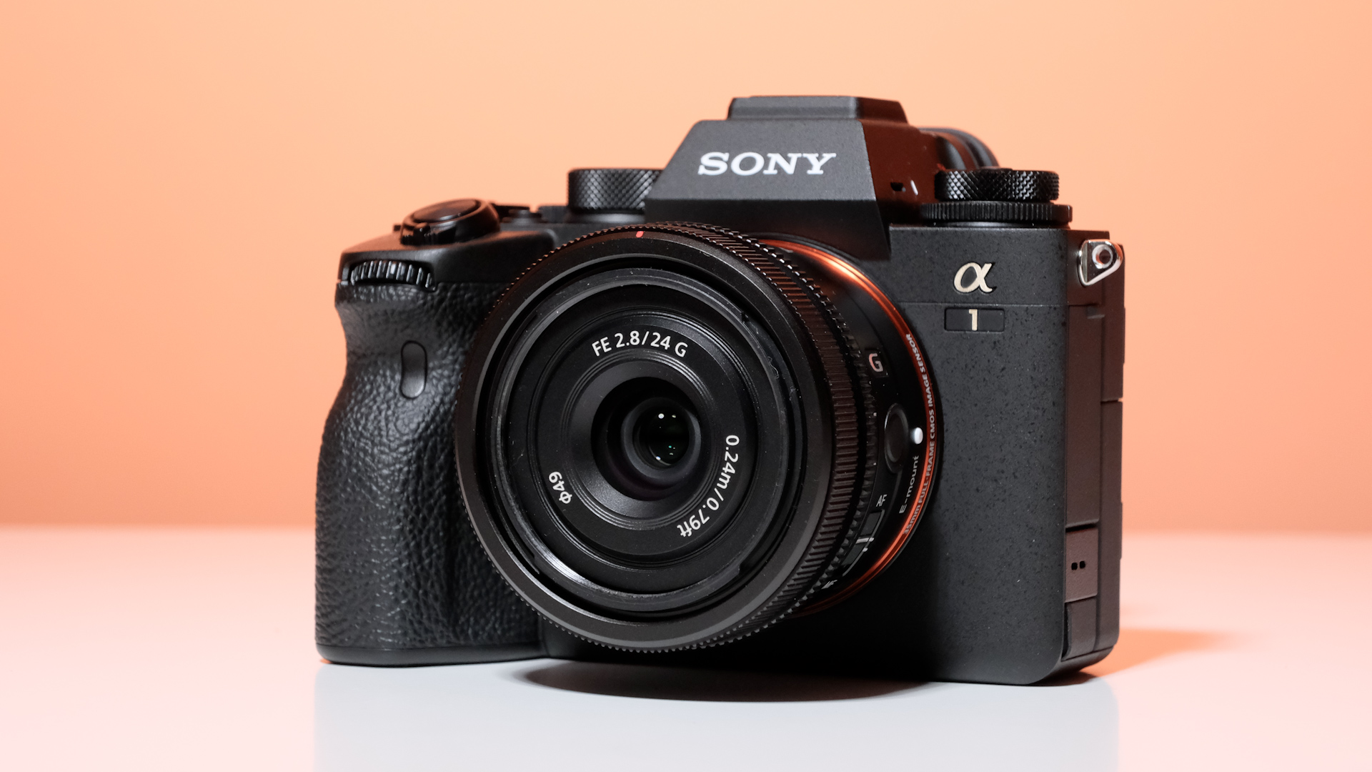 Thân máy Sony A1 với thiết kế cứng cáp và tinh tế phù hợp với nhu cầu làm việc chuyên nghiệp.