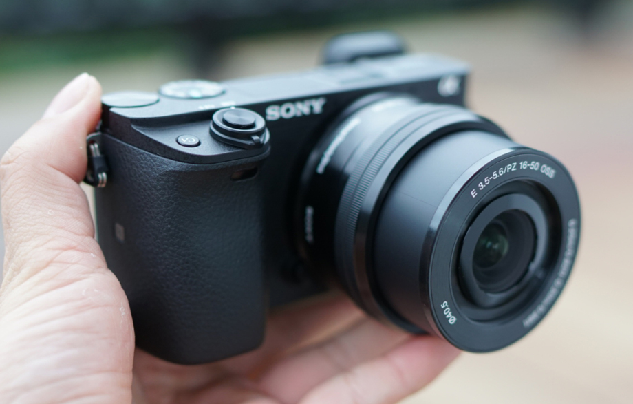 Ngoại hình máy ảnh Sony Alpha 6300