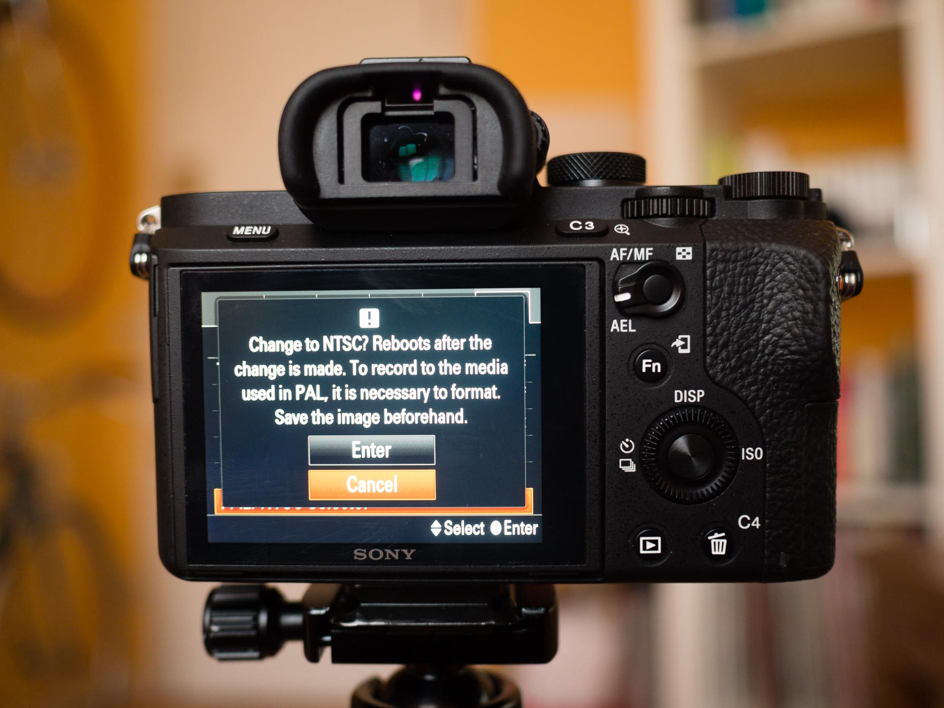 Sony A7 Mark II có ISO từ 100 đến 51200, có thể mở rộng ISO xuống mức 50