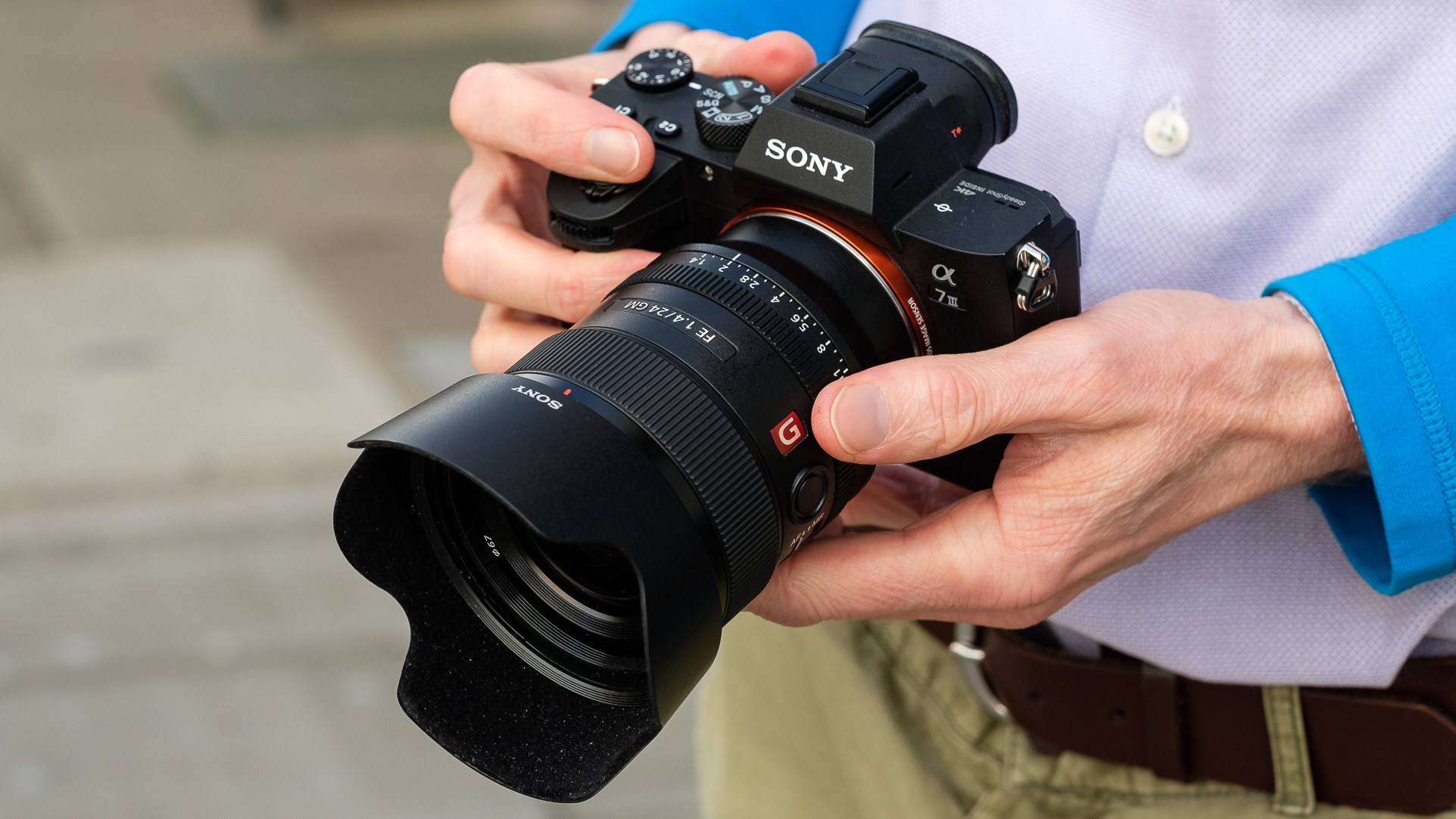 Máy Sony A7 Mark III có khối lượng 650g với thiết kế vô cùng cứng cáp