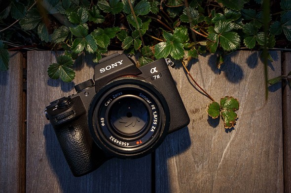 Sony A7 Mark III với thiết kế hiện đại, giữ nguyên sự chuyên nghiệp kể cả khi là máy cũ.