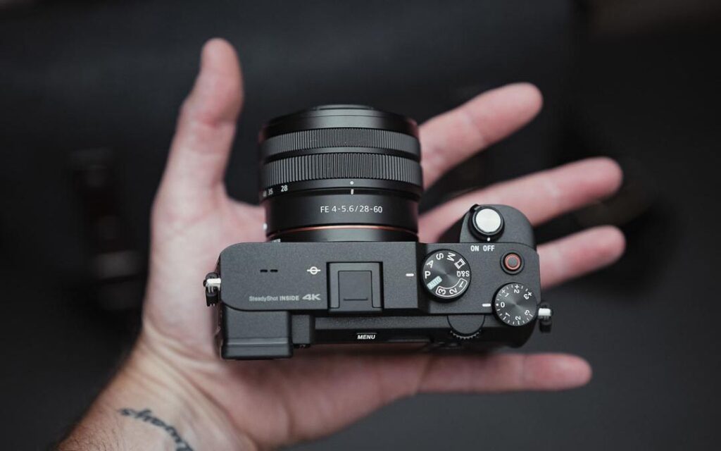 Sony A7C cũ – ngoại hình gần như mới, đầy đủ phụ kiện, bảo hành uy tín.