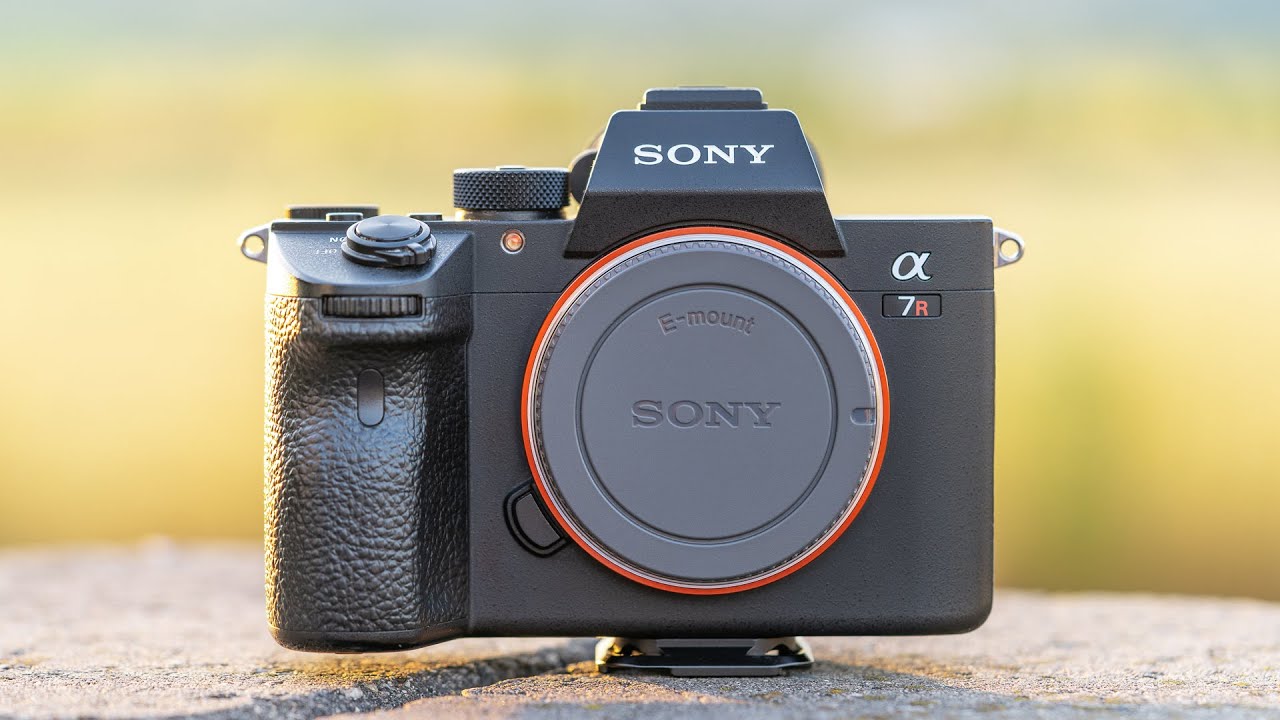Sony a7R IIIA với thiết kế chắc chắn và màn hình LCD nghiêng linh hoạt.