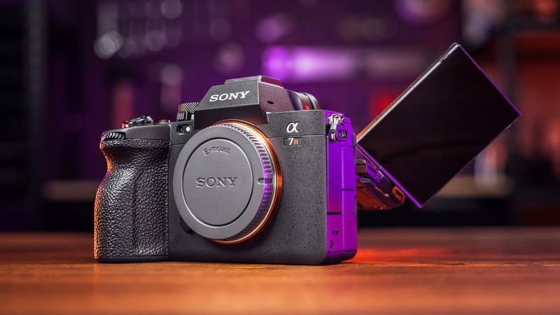 Thiết kế nhỏ gọn và chắc chắn của Sony A7R5 mang lại cảm giác thoải mái khi sử dụng và dễ dàng mang theo trong những chuyến đi.