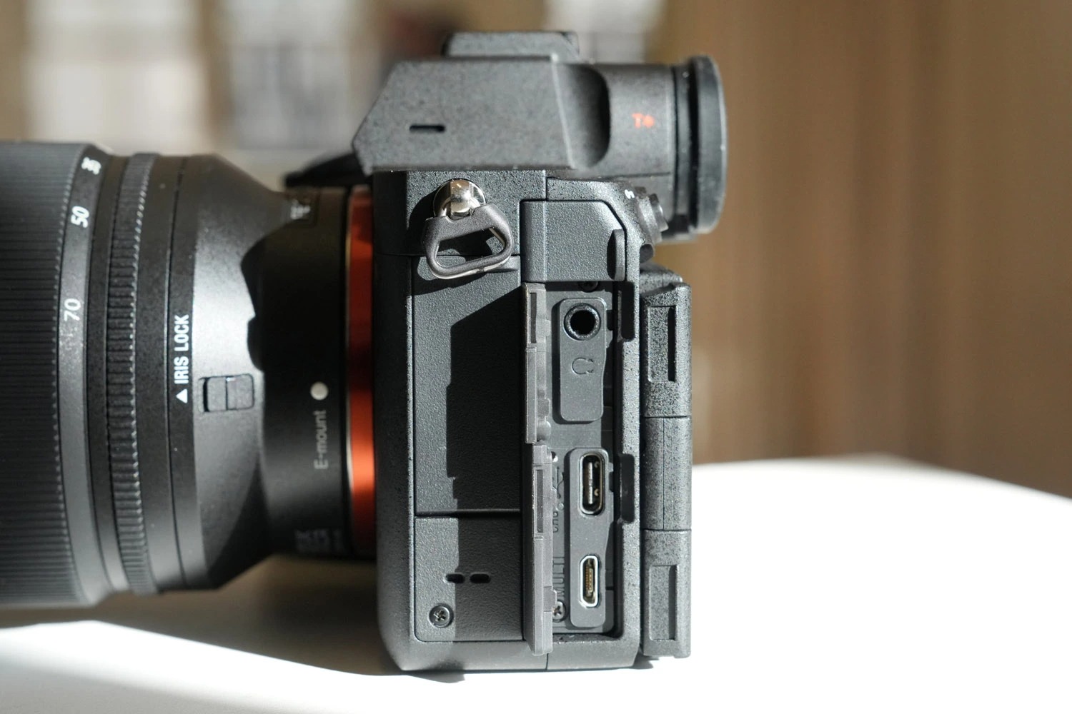 Sony A7R5 hỗ trợ đầy đủ các cổng kết nối hiện đại