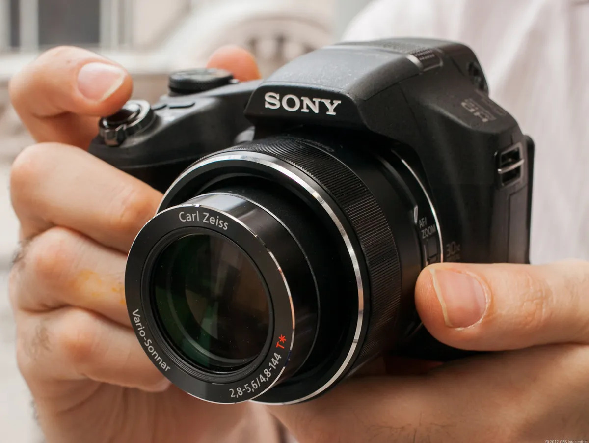 Thiết kế nhỏ gọn và sang trọng của Sony CyberShot DSC-HX200V giúp bạn dễ dàng mang theo mọi lúc mọi nơi.