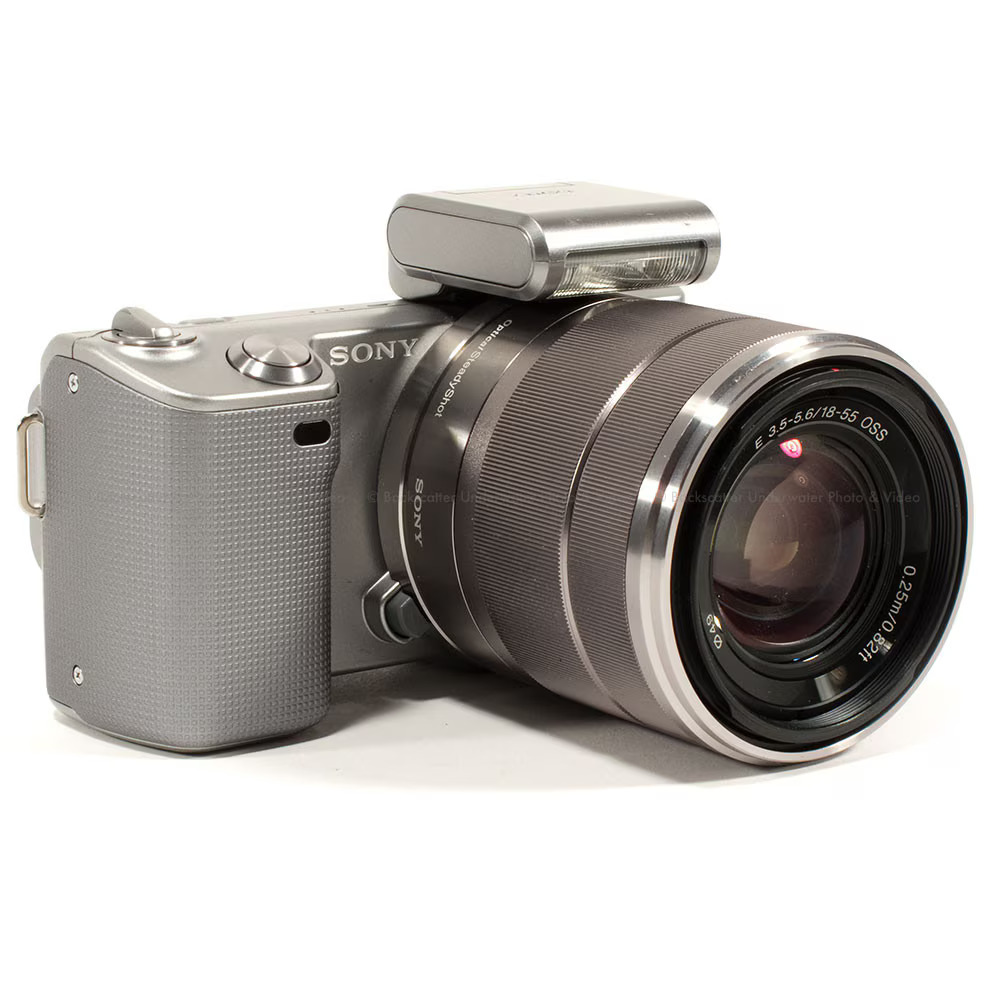 Sony NEX5 với thân máy hợp kim chắc chắn, thiết kế hiện đại và nhỏ gọn.