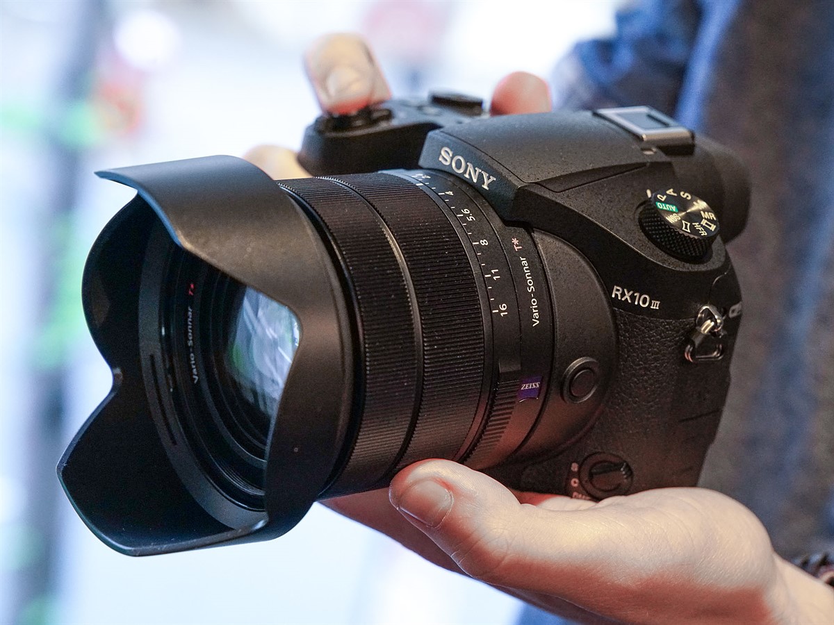 Thiết kế chắc chắn của Sony RX10 Mark III với khả năng chống bụi và chống ẩm.