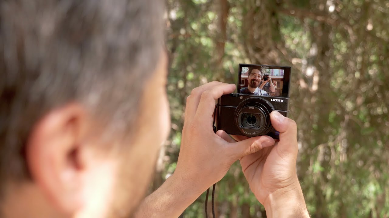 Màn hình LCD 3 inch lật 180 độ, lý tưởng cho chụp ảnh selfie và quay vlog.