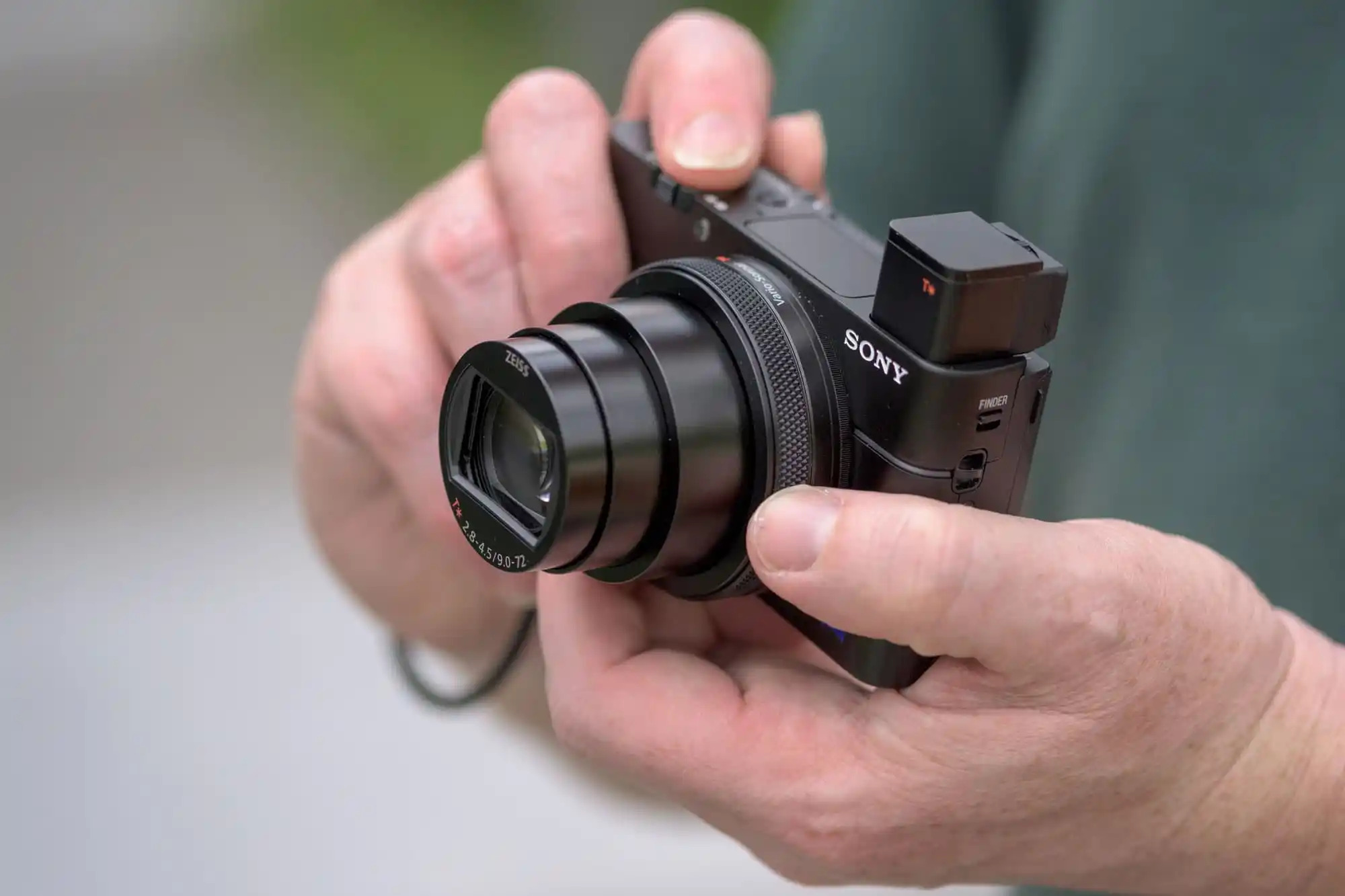 Ống kính Carl Zeiss Vario-Sonnar T với zoom quang học 24-200mm trên Sony RX100 Mark VI
