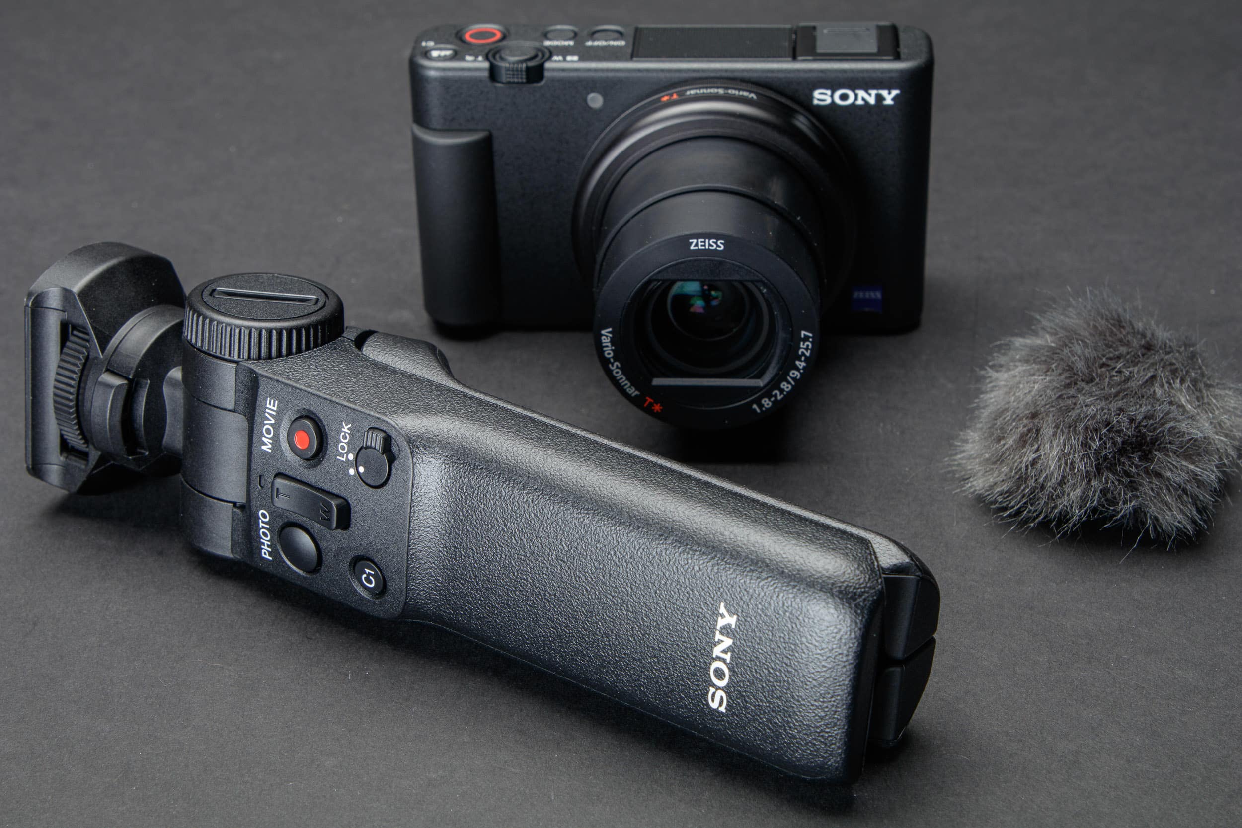 Là dòng máy ảnh compact cho vlogger nên ZV 1 có thiết kế rất nhỏ gọn